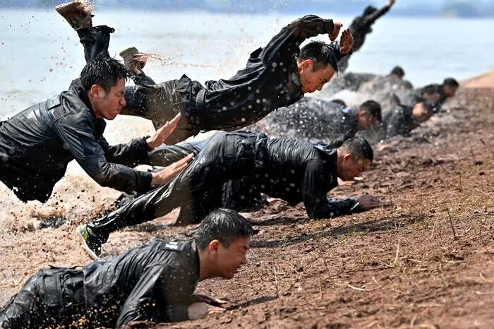 戰(zhàn)酷暑護(hù)平安 | 重慶特警開(kāi)展2024年度“礪劍淬刃”水陸兩棲專項(xiàng)訓(xùn)練