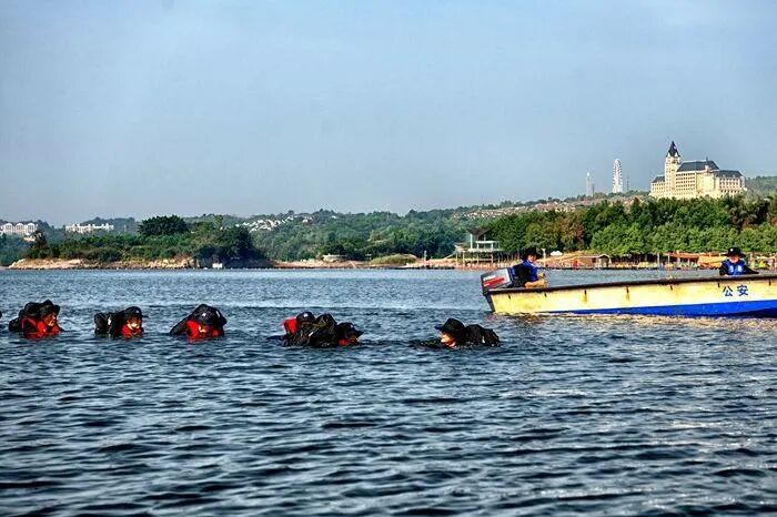 戰(zhàn)酷暑護(hù)平安 | 重慶特警開(kāi)展2024年度“礪劍淬刃”水陸兩棲專項(xiàng)訓(xùn)練