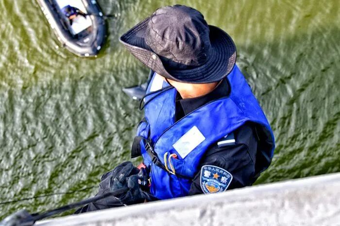 戰(zhàn)酷暑護(hù)平安 | 重慶特警開(kāi)展2024年度“礪劍淬刃”水陸兩棲專項(xiàng)訓(xùn)練