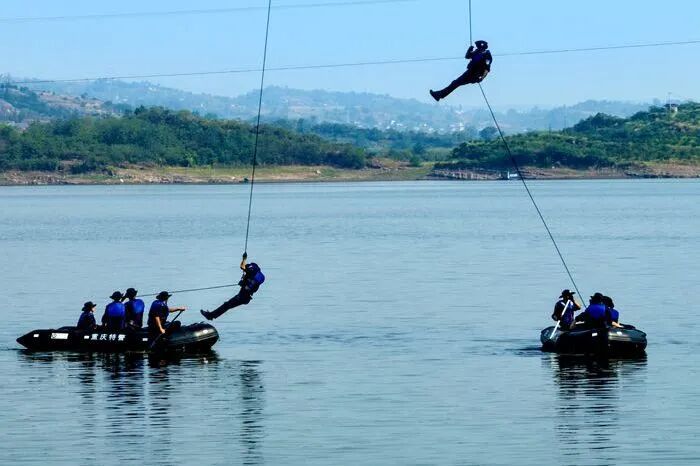 戰(zhàn)酷暑護(hù)平安 | 重慶特警開(kāi)展2024年度“礪劍淬刃”水陸兩棲專項(xiàng)訓(xùn)練