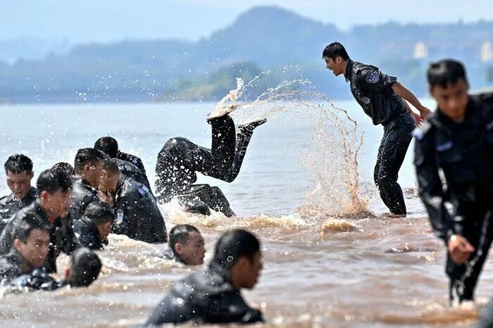 戰(zhàn)酷暑護(hù)平安 | 重慶特警開(kāi)展2024年度“礪劍淬刃”水陸兩棲專項(xiàng)訓(xùn)練