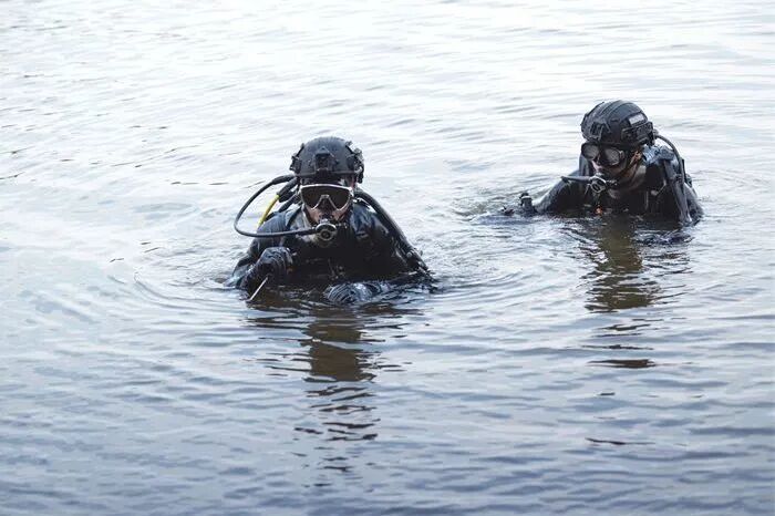 戰(zhàn)酷暑護(hù)平安 | 重慶特警開(kāi)展2024年度“礪劍淬刃”水陸兩棲專項(xiàng)訓(xùn)練