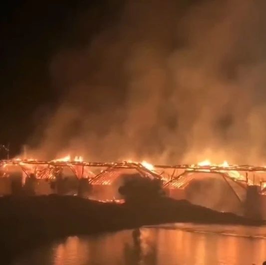 突发！900年历史万安桥着火！桥体烧毁坍塌！