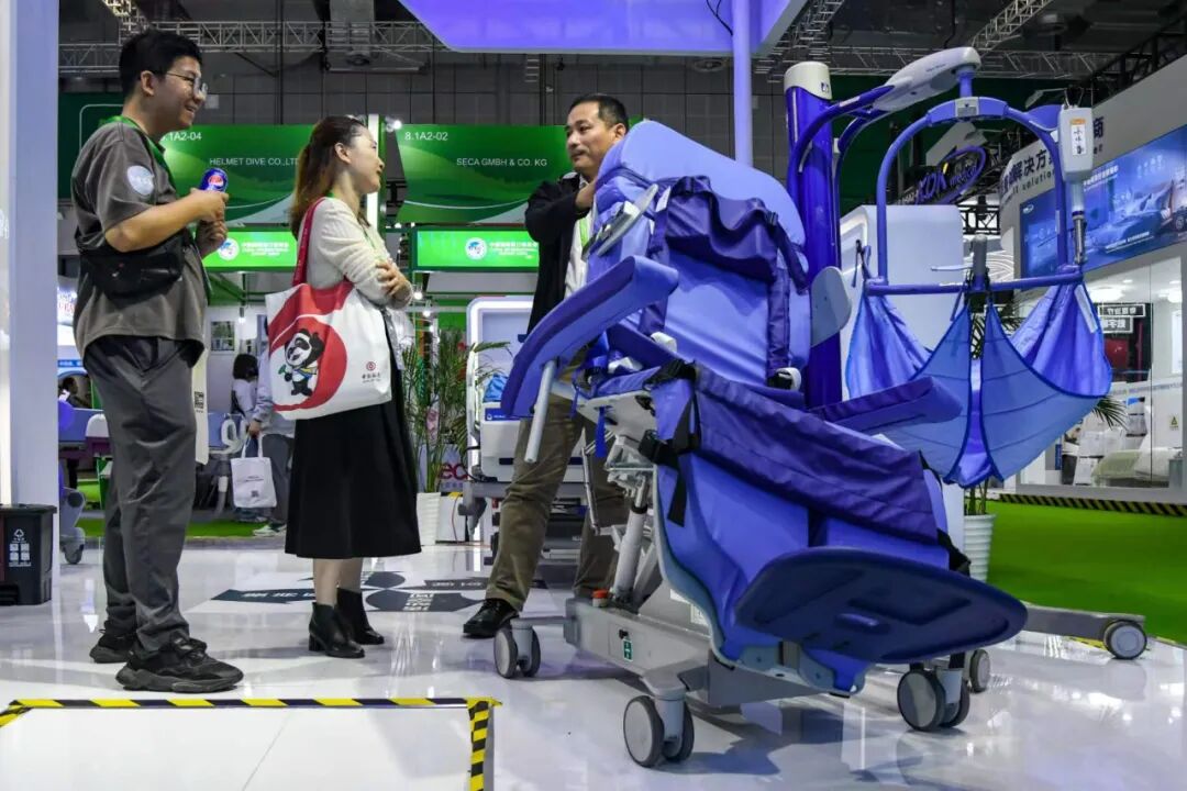 氢氧雾化机怎么使用语音操作的氢氧气雾化机、可以测阿尔茨海默的机器、帮助康复的“脚踏机”……“健康养老”新体验来了_https://www.jmylbn.com_新闻资讯_第4张