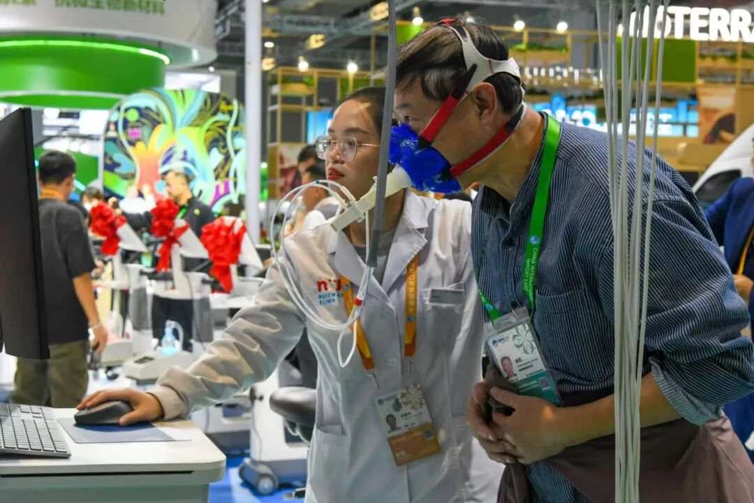 氢氧雾化机怎么使用语音操作的氢氧气雾化机、可以测阿尔茨海默的机器、帮助康复的“脚踏机”……“健康养老”新体验来了_https://www.jmylbn.com_新闻资讯_第6张