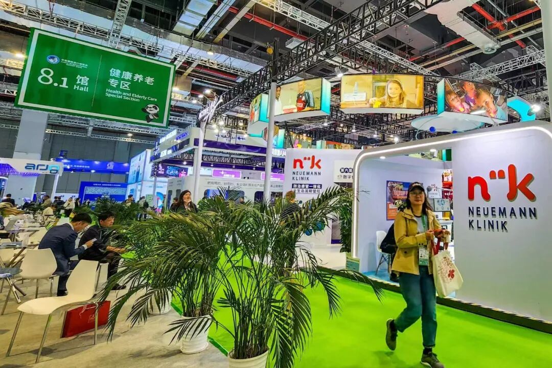 氢氧雾化机怎么使用语音操作的氢氧气雾化机、可以测阿尔茨海默的机器、帮助康复的“脚踏机”……“健康养老”新体验来了_https://www.jmylbn.com_新闻资讯_第3张