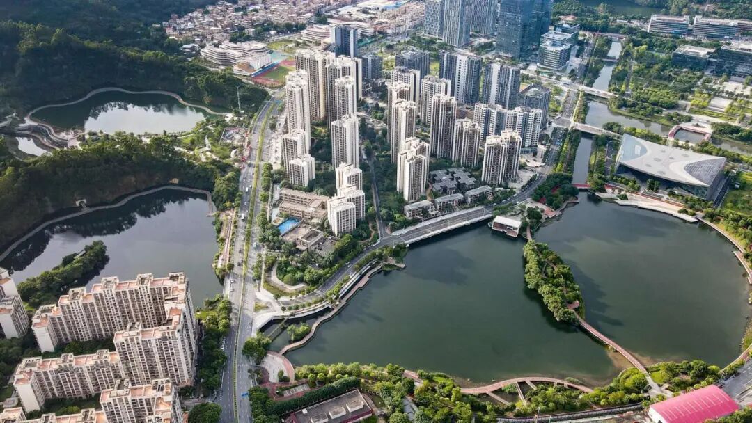 凤凰湖公园同时,广州地铁四号线穿街而过,设蕉门,金洲,飞沙角,广隆四