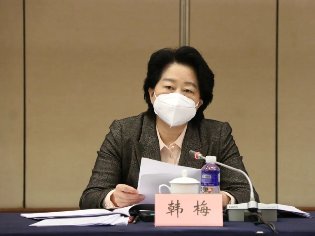 省人大常委会秘书长韩梅参加审议.红河州代表团团长赵瑞君主持会议.