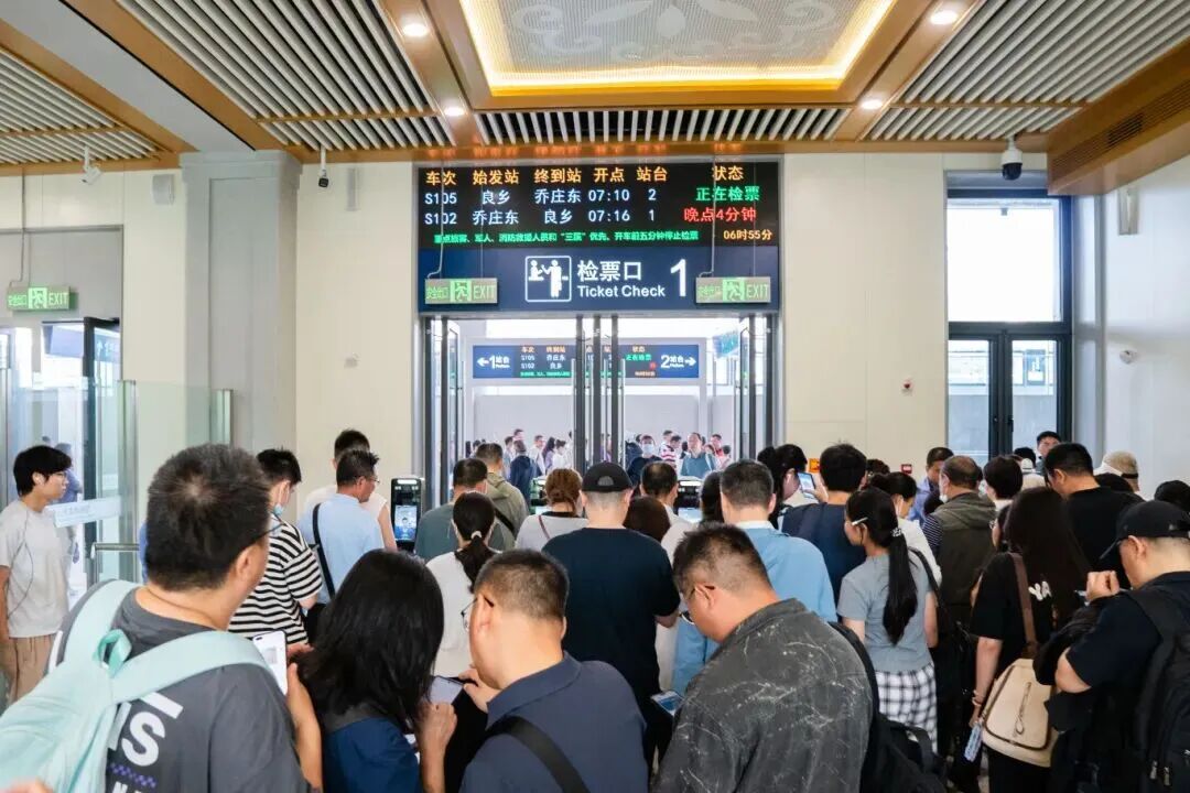 新线正式投用，新车亮相(图1)