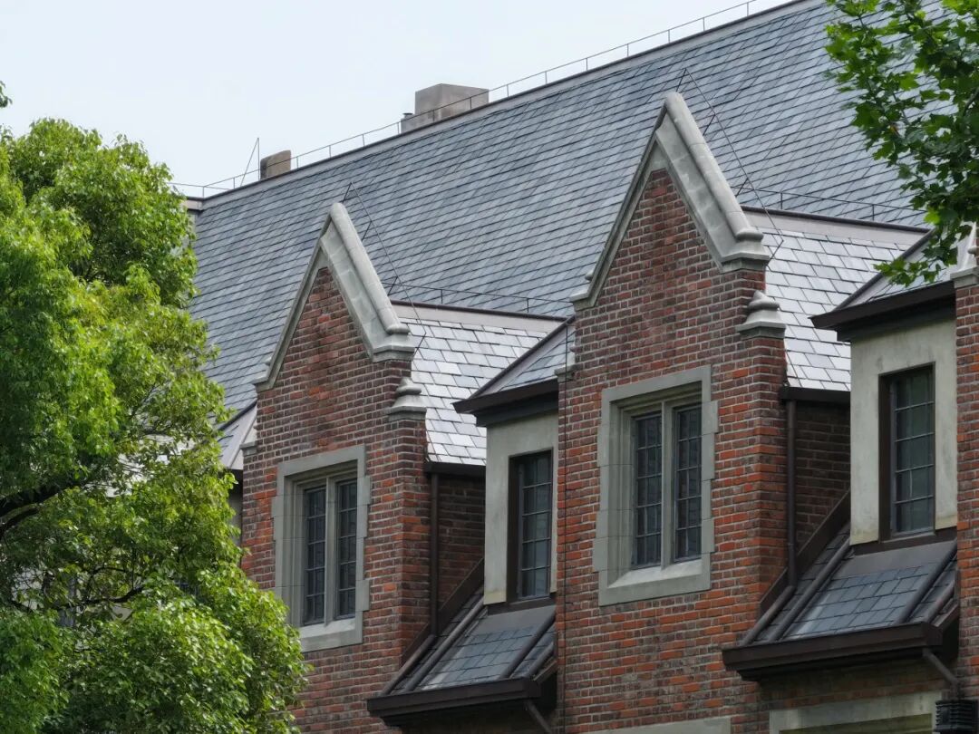 建筑陡峭的坡屋面,红砖清水墙,勒脚,红砖,石砌线脚