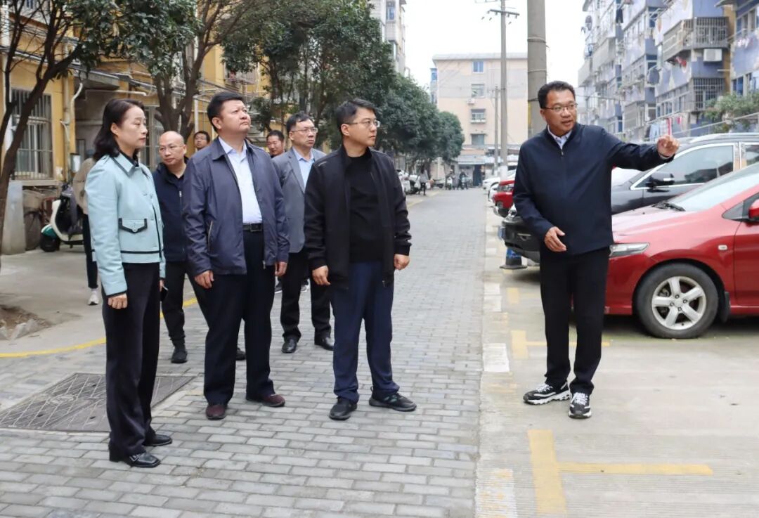 李斌,孟亚东一行先后来到莲花街坊,曲江洼子街社区新时代文明实践站