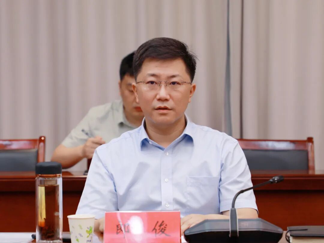 广陵区区长郎俊出席会议并讲话,他强调,sm广场将于9月28日隆重开业