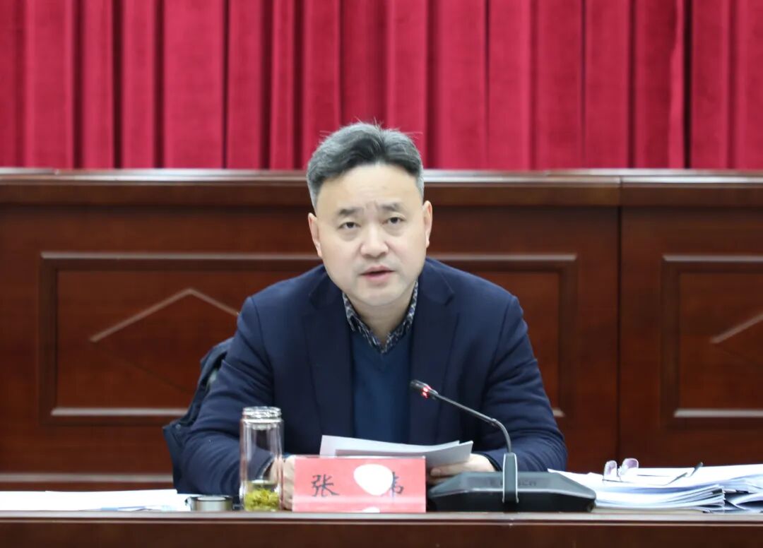 会上,区委理论学习中心组成员孟亚东,万潇潇,王兵结合思想和工作实际