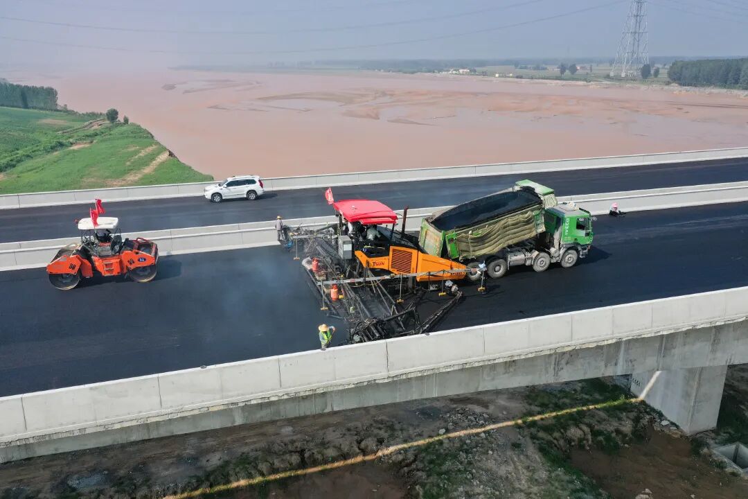 阳新高速黄河大桥路面沥青摊铺完成