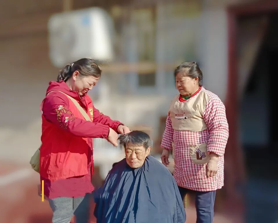 (李静 投稿)植树节种下一棵小树苗,我和小树共成长,为家园添一份绿.