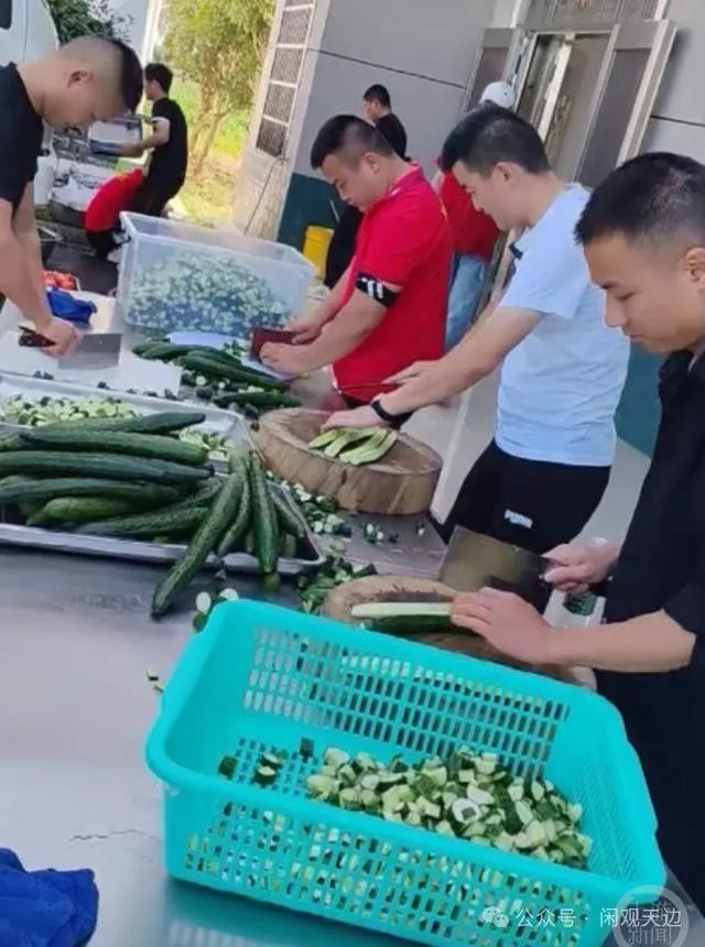 餐饮业主自发做盒饭送到洞庭湖大堤