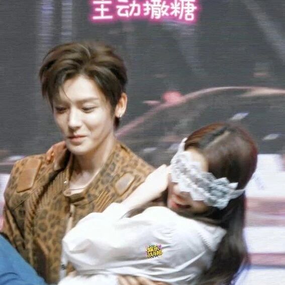 侯明昊卢昱晓还原丝带公主抱,甜蜜氛围拉满