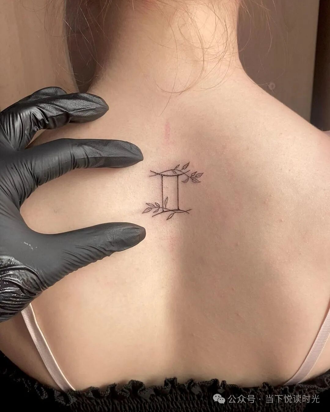 探索这些美丽而个性化的双子座纹身创意,完美地捕捉你的星座的精髓.1.