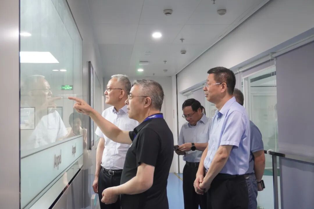 區(qū)人大常_委會(huì)黨組書記、主任趙汝青帶隊(duì)赴安譜實(shí)驗(yàn)走訪調(diào)研