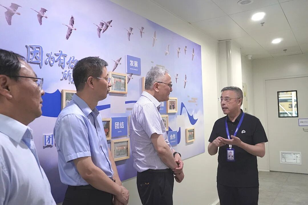 區(qū)人大常_委會(huì)黨組書記、主任趙汝青帶隊(duì)赴安譜實(shí)驗(yàn)走訪調(diào)研