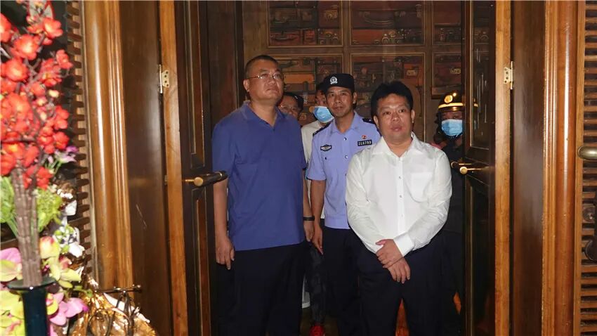 县委副书记周仔洪公安局党委书记陈义标夜查暗访看真容