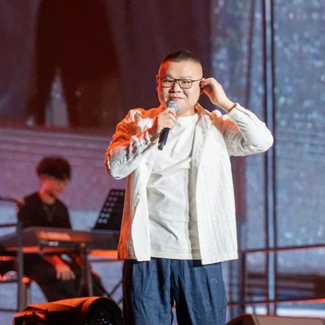 岳云鹏五一携女开工!13岁闺女圆脸显福相,长相普通却灵气十足