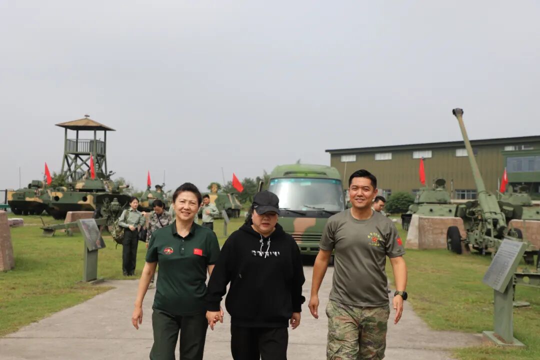 致敬海空卫士，携手遗孀同行