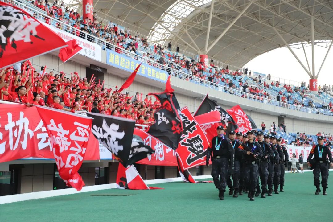 藏藍護航“湘超”，岳陽主場首戰(zhàn)告捷！