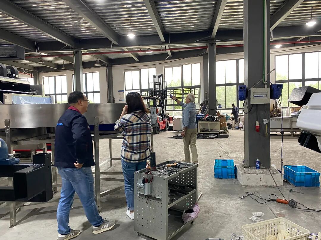 美国客户来厂验收设备4.JPG