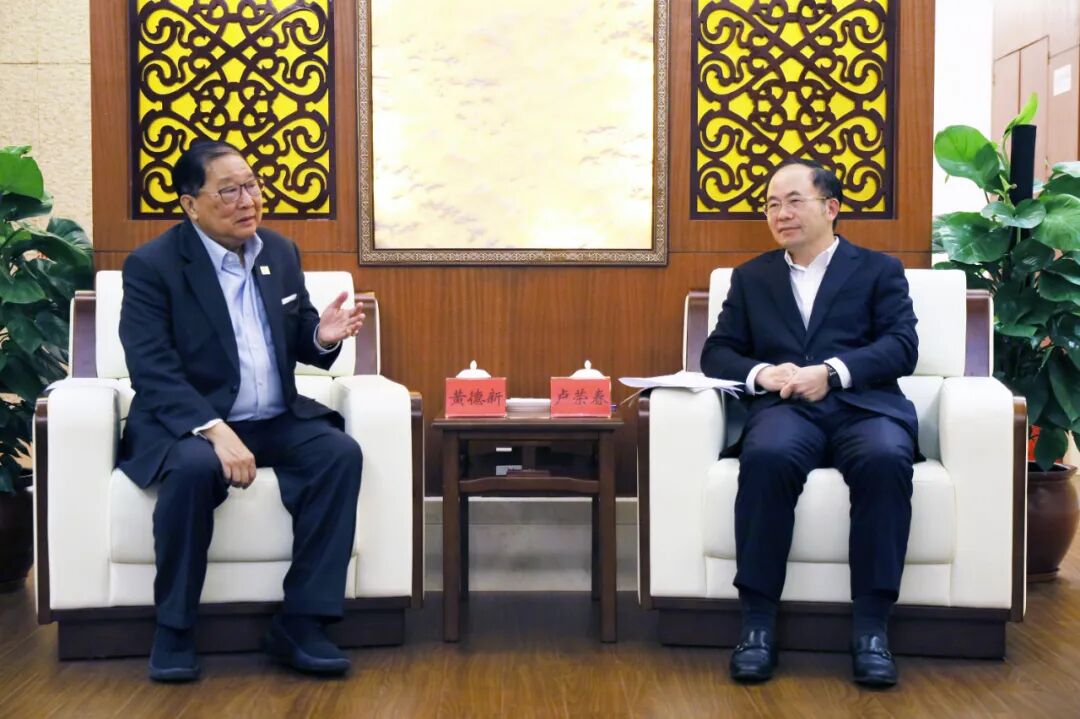 卢荣春代表市委,市政府对黄德新一行到访云浮表示热烈欢迎,对印尼华裔