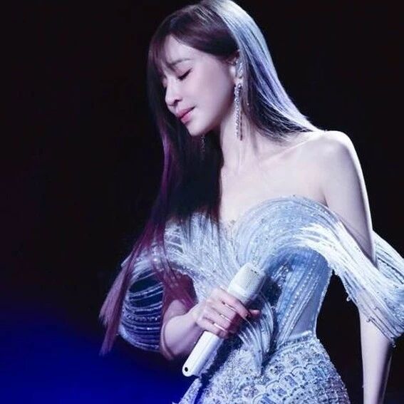 王心凌晒舞台造型,穿一身蓝色美成了一片大海,别具美感