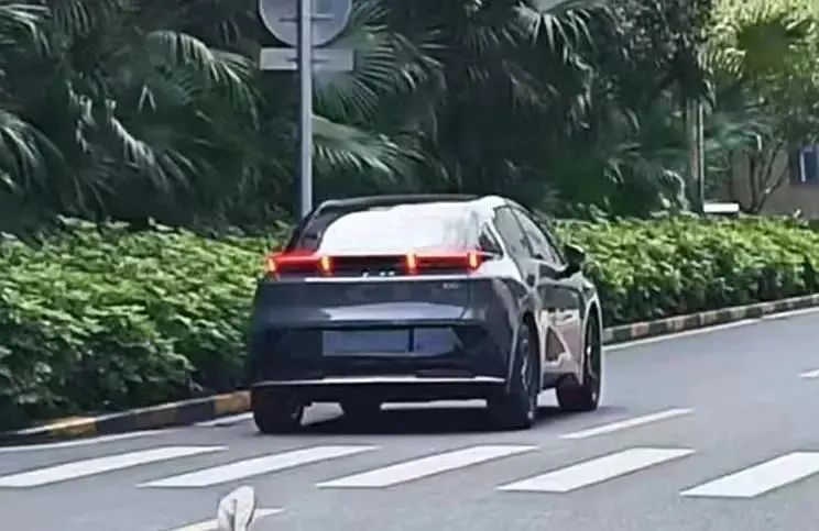 Lynk & Co Z20 Spy Photo 3