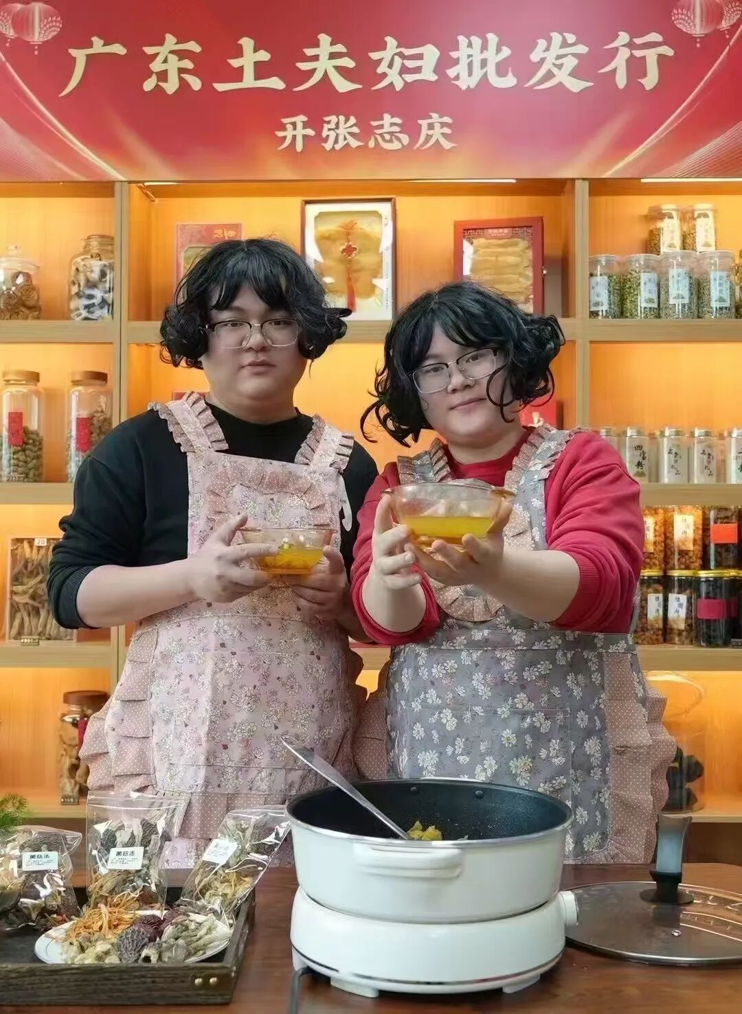 广东一对夫妇长得像复制粘贴