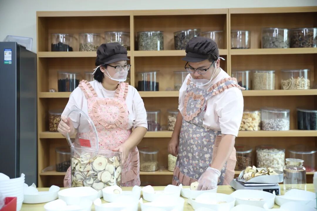 广东一对夫妇长得像复制粘贴