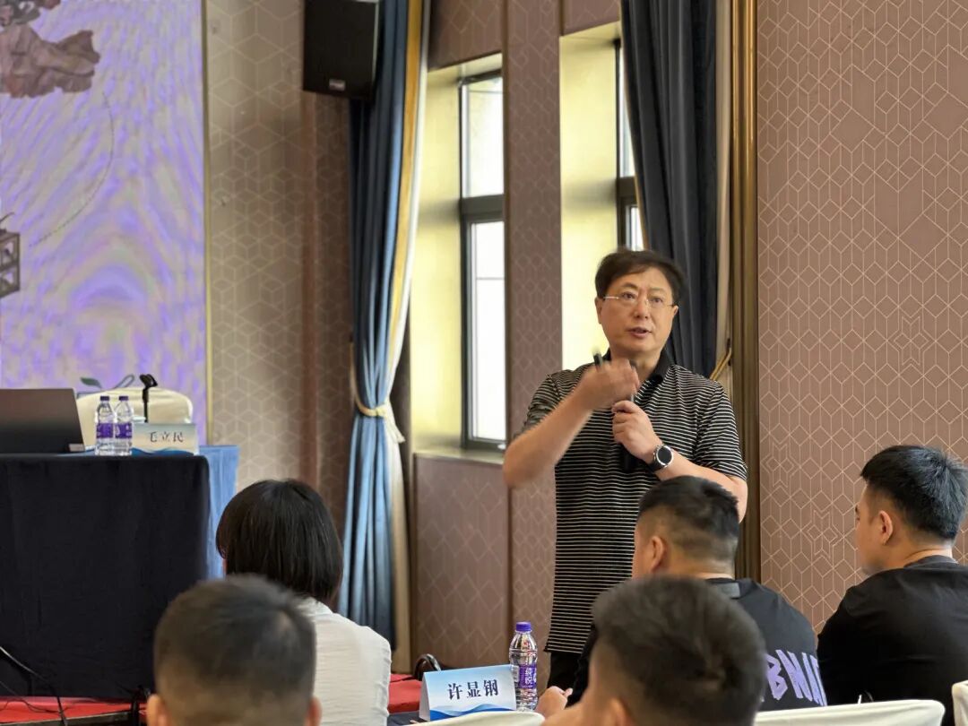 浙江茶博士生物科技有限公司董事长毛立民在培训班上授课