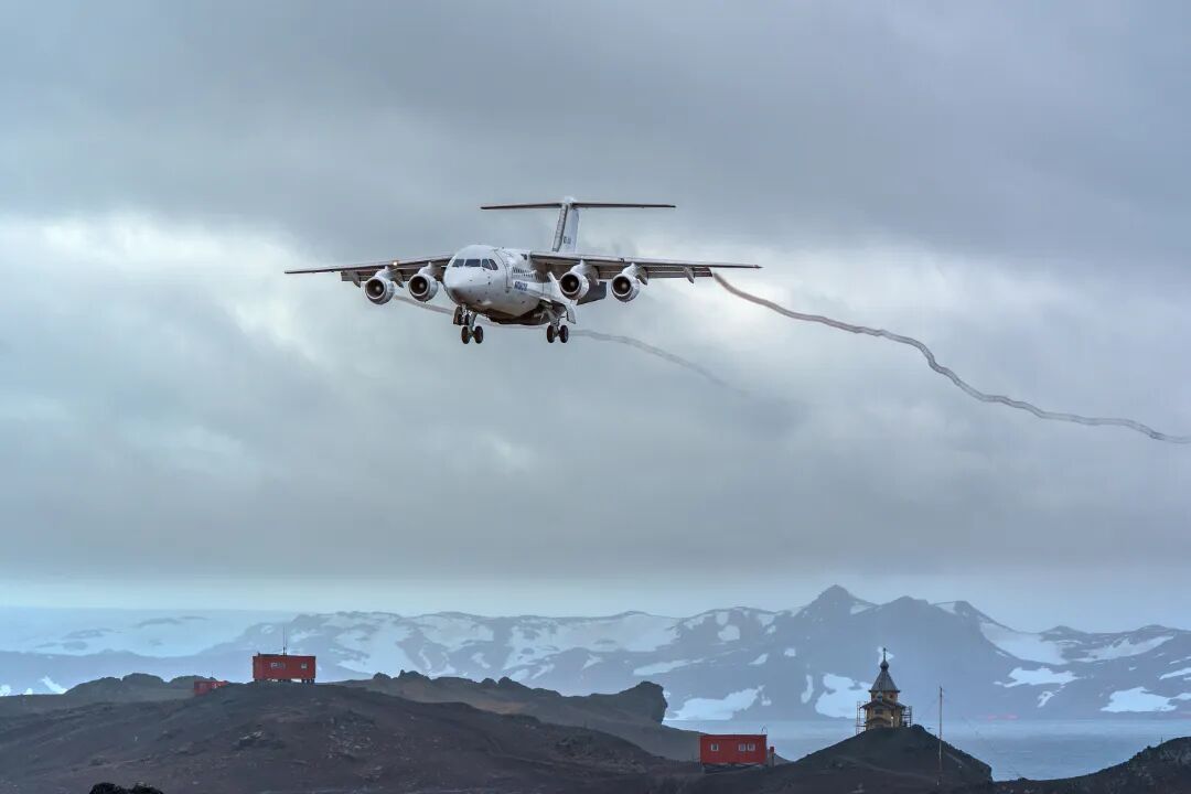 英国产BAe146短程支线喷气客机即将在南极乔治王岛简易机场降落.jpg