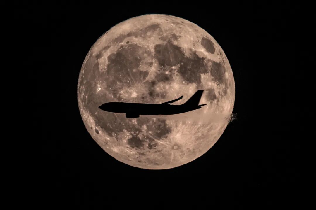 空客330客机穿过月亮.jpg