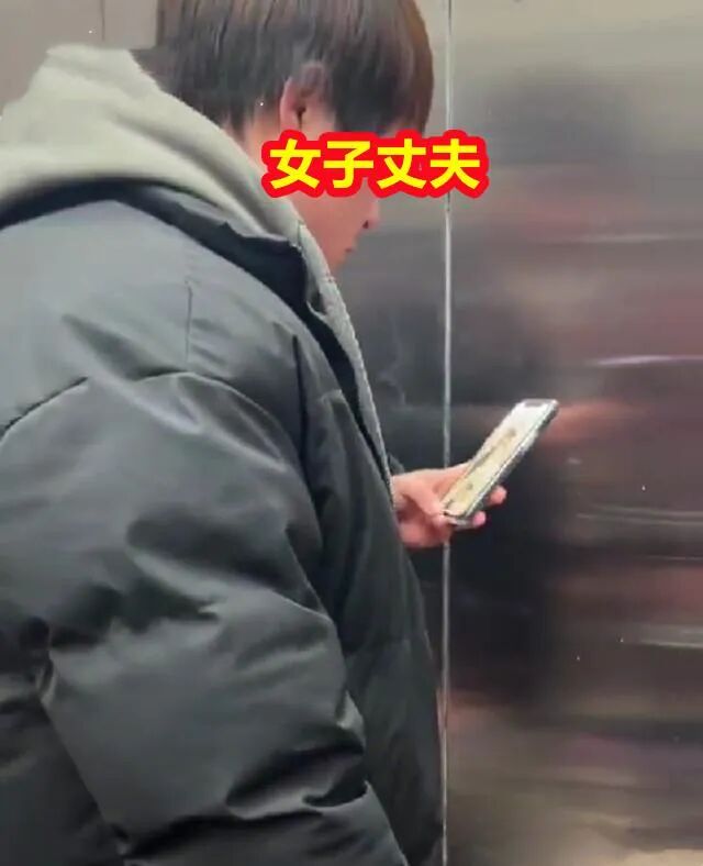 女子想回娘家过年被公公扇耳光,丈夫卖房支持,两人连夜回贵州