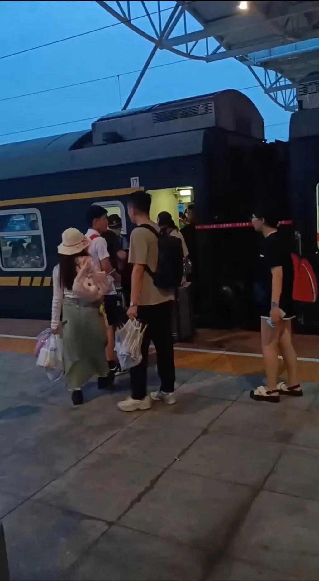 青岛某企业员工家住潍坊，每天花6小时通勤！当事人回应！