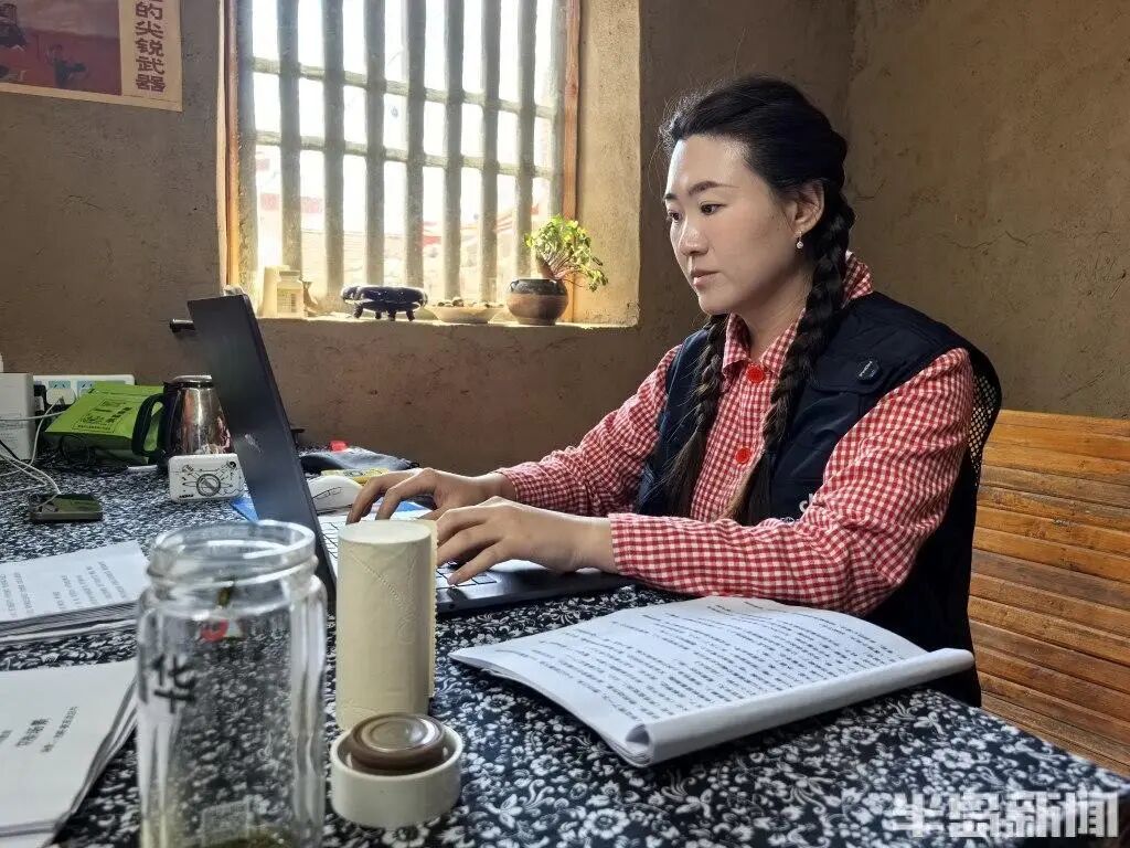 带村里老人拍短剧