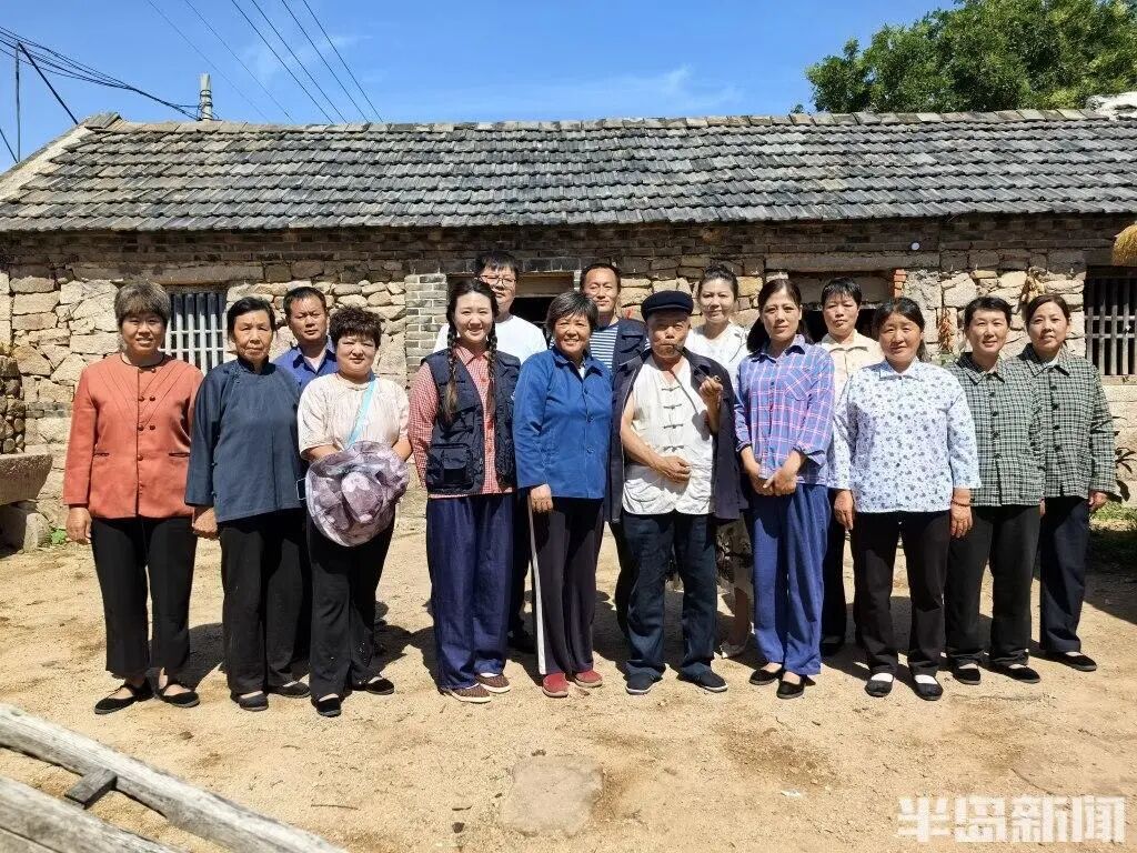 带村里老人拍短剧