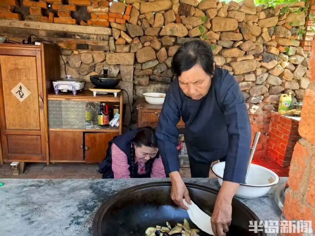 带村里老人拍短剧