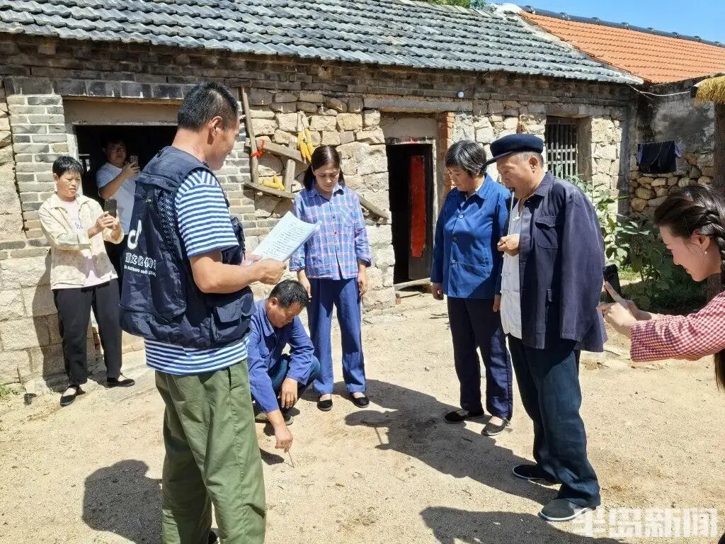带村里老人拍短剧