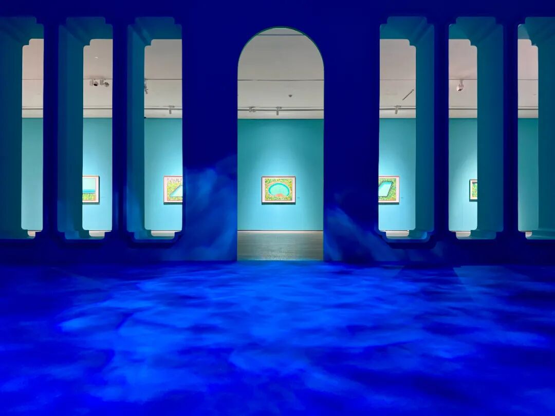 在言午画廊正在展出的新展——泳池边的日子,一抹清新蓝抚平夏日的