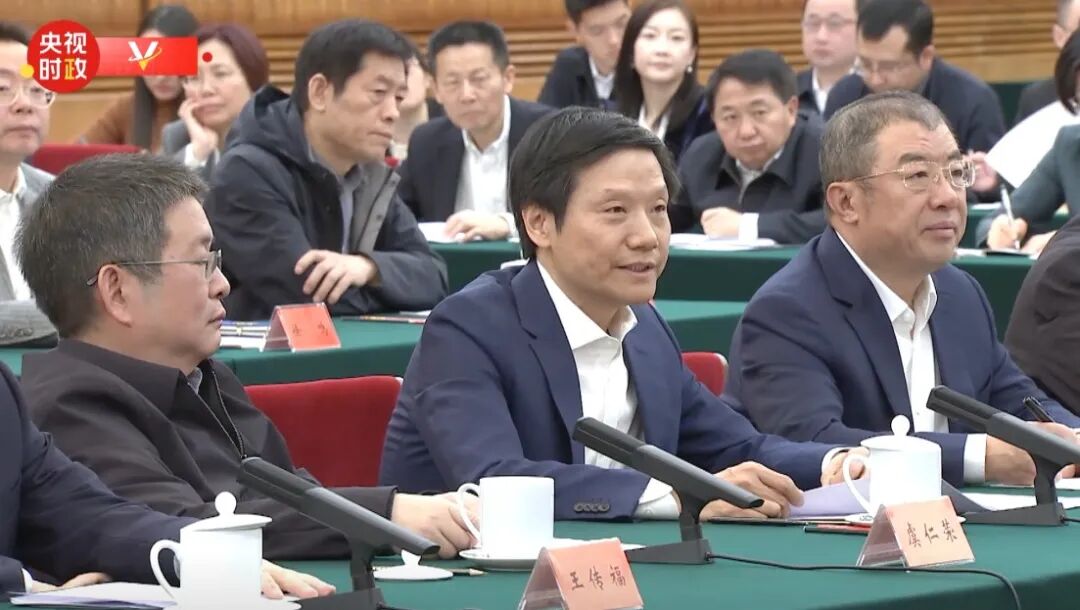 DeepSeek创始人梁文锋出席民企座谈会，与马化腾相邻而坐