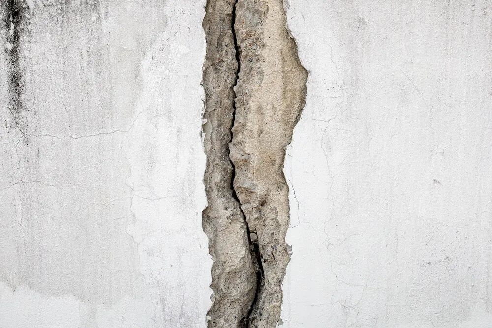 砸承重墙致全楼无家可归，1.6亿损失谁来赔？敢拆这些墙，你真“刑”！