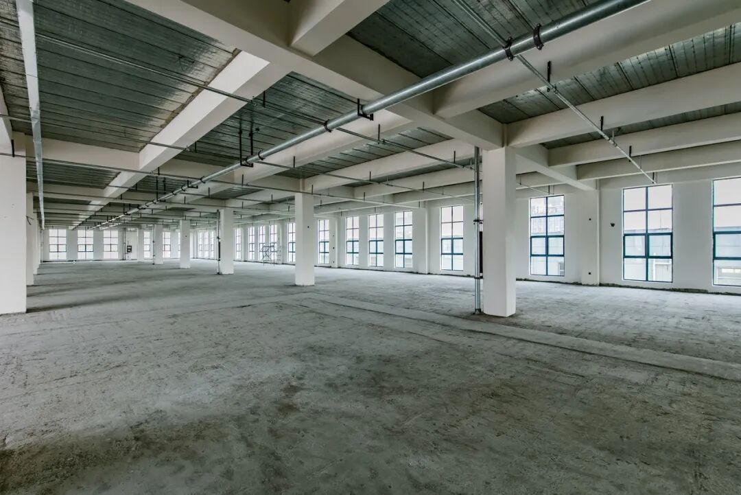 砸承重墙致全楼无家可归，1.6亿损失谁来赔？敢拆这些墙，你真“刑”！