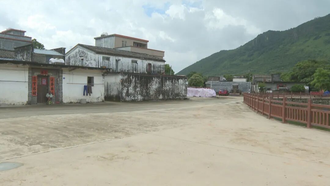 李坤先后到新洲镇石岗村,东平镇良洞村,大沟镇三丫村,实地宣讲党的