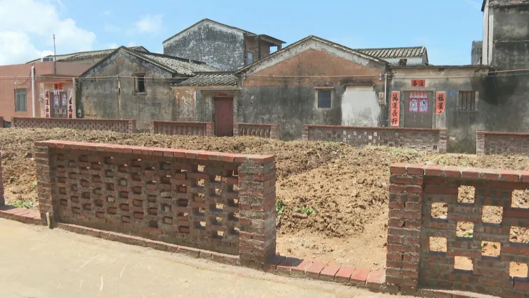 李坤先后到新洲镇石岗村,东平镇良洞村,大沟镇三丫村,实地宣讲党的