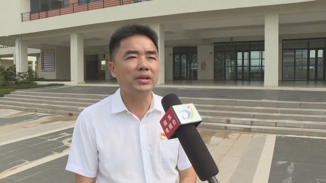日前,记者刚走进阳东区凤凰中学,便听到学生朗朗读书声,校园是苍翠